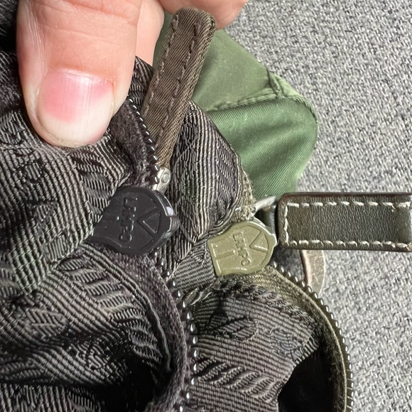 ❌❌❌❌ SOLD ❌❌❌❌

Prada Green Satchel with Leather Handles and Logo - Picture 12 of 14